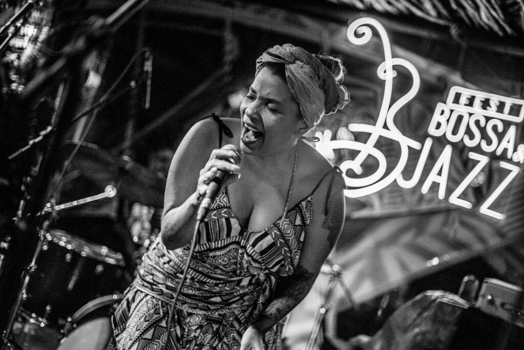 Vivencie o Fest Bossa & Jazz 2024 na Praia da Pipa e relaxe no luxuoso Hotel Kilombo Villas em Sibaúma. Música, cultura e conforto de 15 a 18 de agosto.