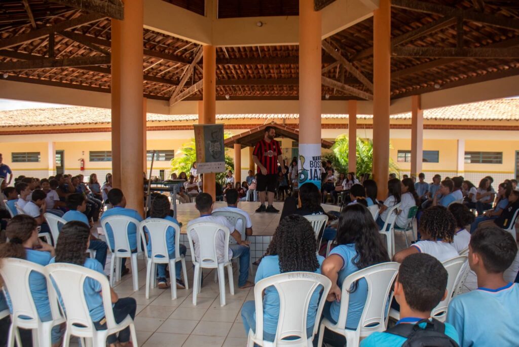 Crianças participando de oficinas artísticas na escola promovida pelo Fest Bossa & Jazz. 